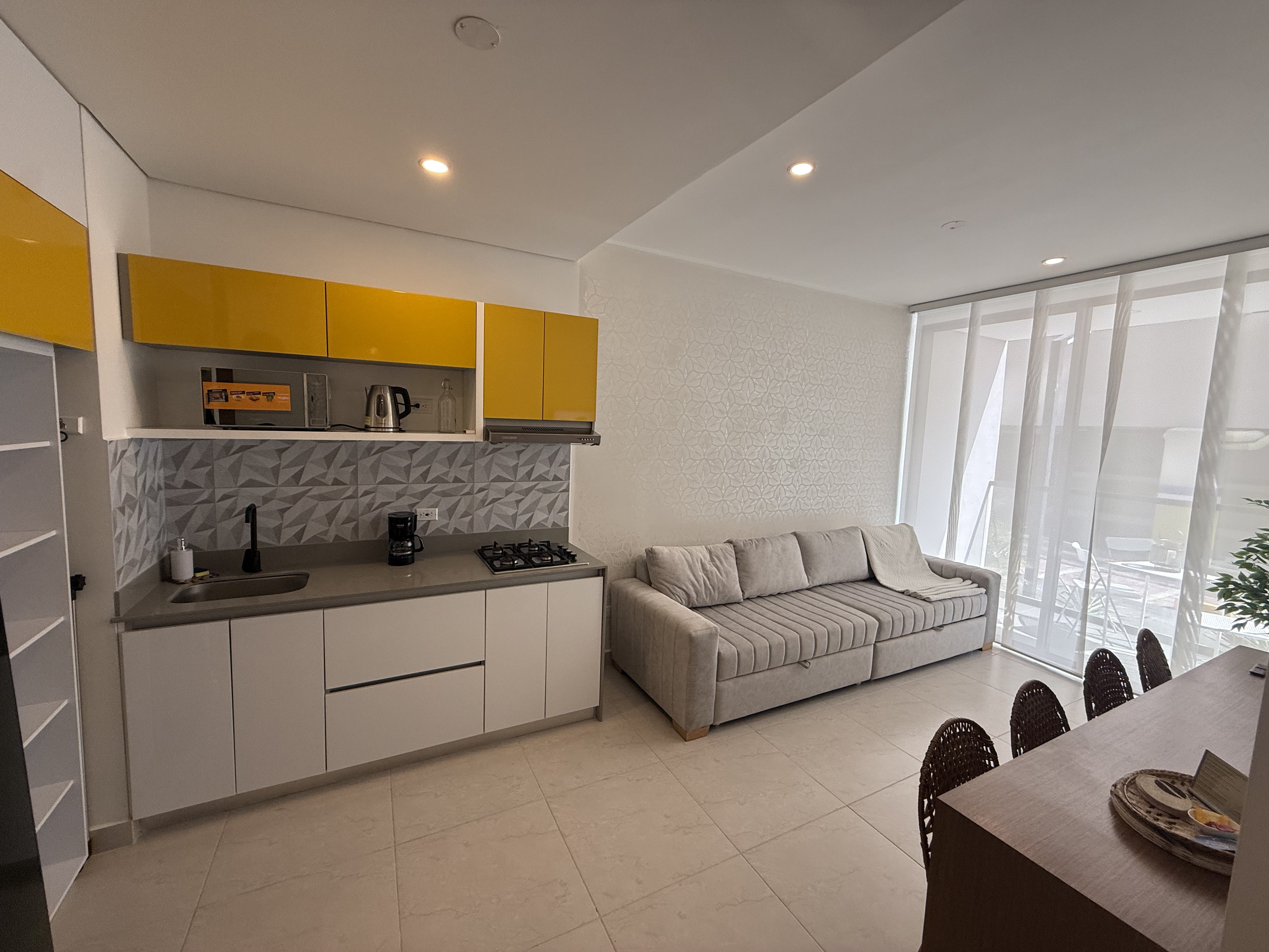 Sala y cocina limpias para recibir huéspedes