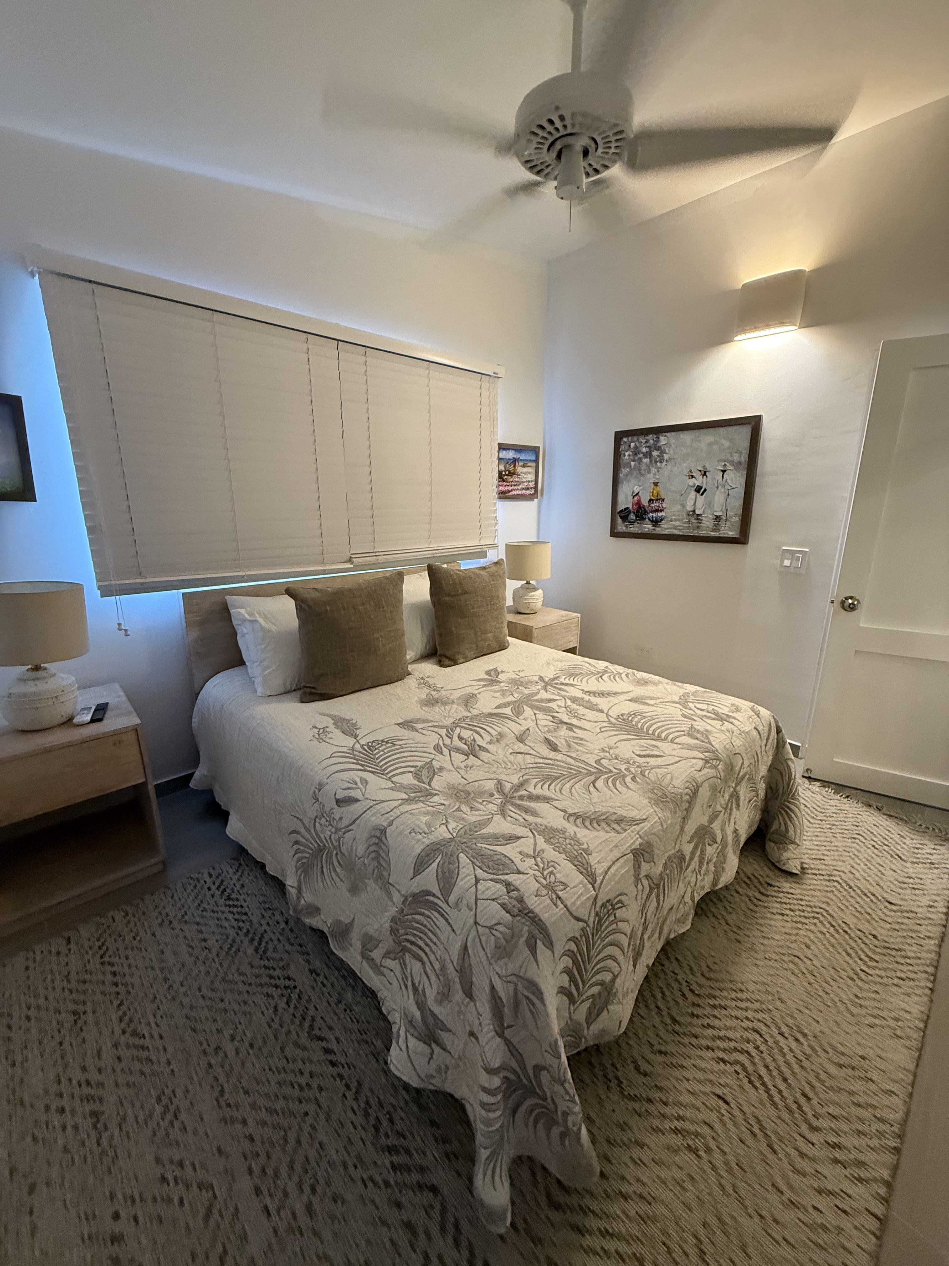 Habitación organizada con cama tendida