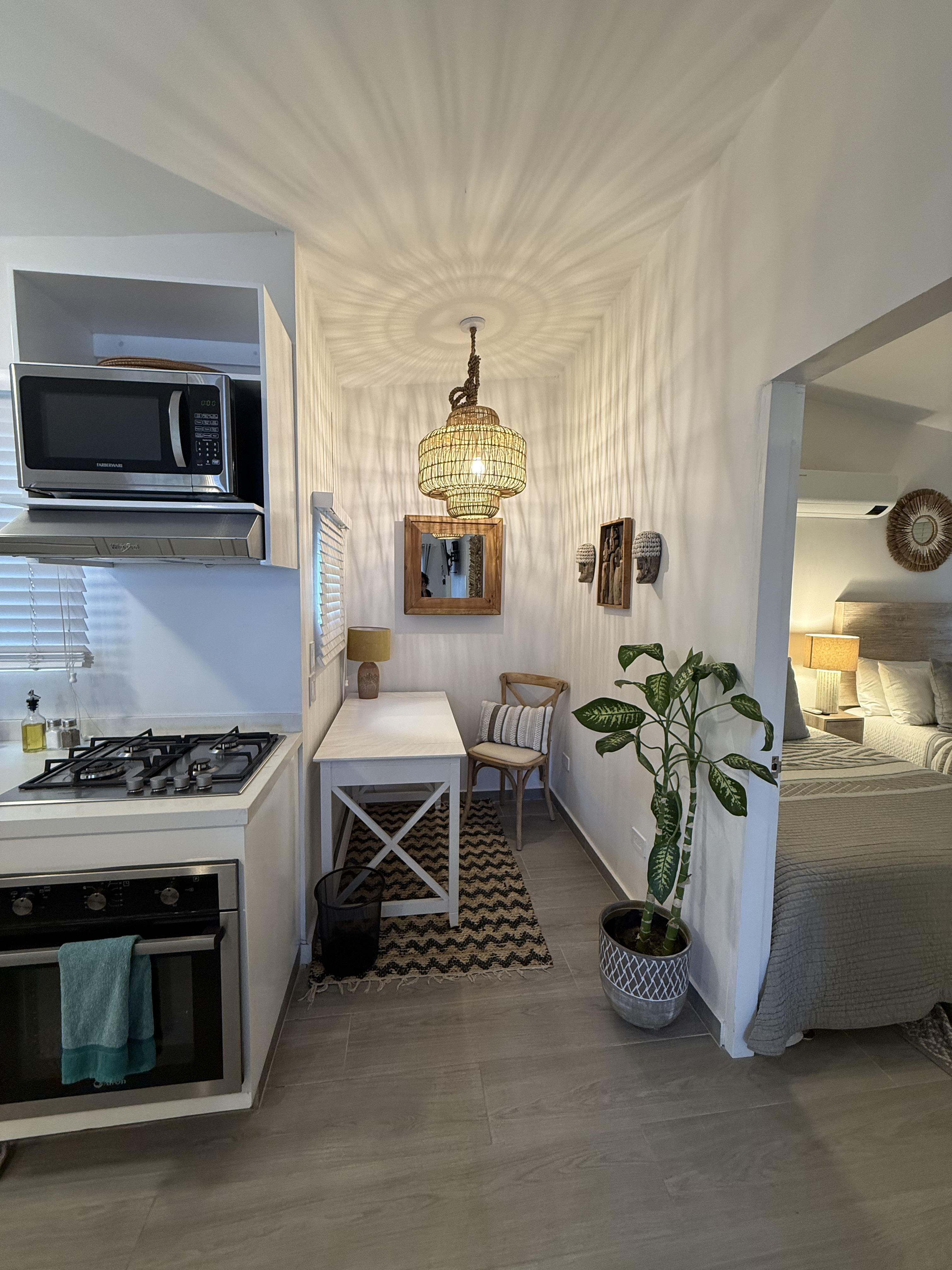 Detalle de cocina, comedor y habitación lista